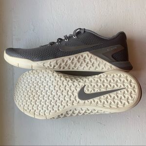 Lightly worn Women’s Nike Metcon 4s, Size 8.5.